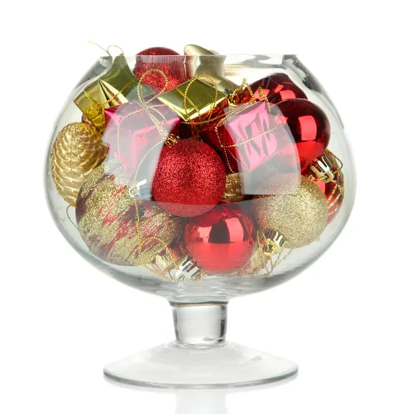 Tigela de vidro cheio de decorações de Natal, isolado em branco — Fotografia de Stock