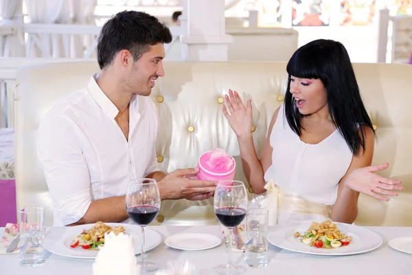 美丽的夫妇在餐厅共进浪漫晚餐 — 图库照片