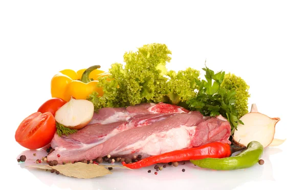 Carne crua e produtos hortícolas isolados em branco — Fotografia de Stock