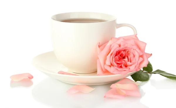 Taza de té con rosa aislada en blanco — Foto de Stock