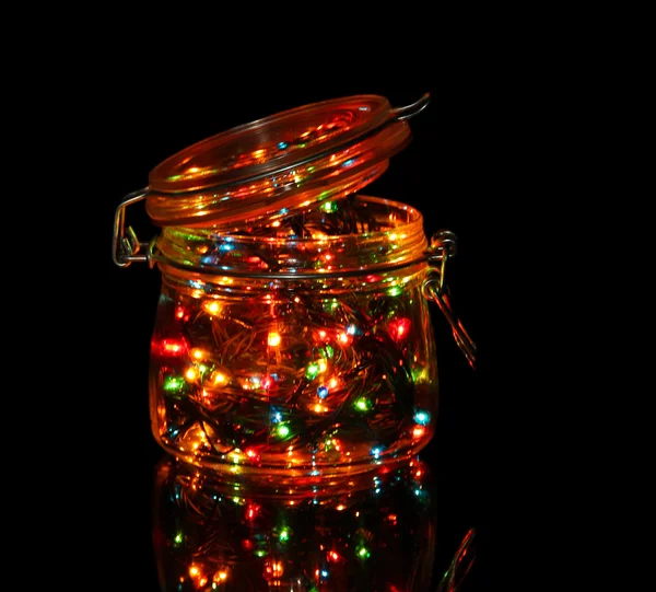 Weihnachtsbeleuchtung in Glasflasche auf dunklem Hintergrund — Stockfoto