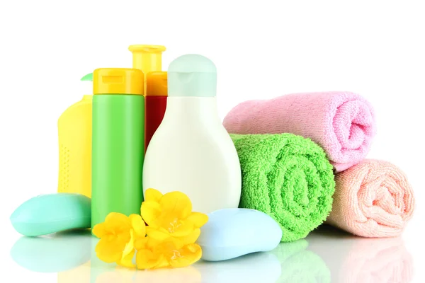 Cosméticos para bebés, toallas y jabón, aislados en blanco —  Fotos de Stock