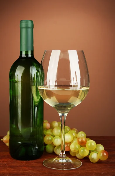 와인 병, 화이트 와인의 유리, 색 배경에 포도의 구성 — 스톡 사진