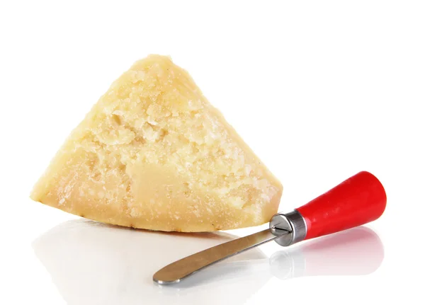 Pedazo de queso parmesano con cuchillo aislado sobre blanco —  Fotos de Stock