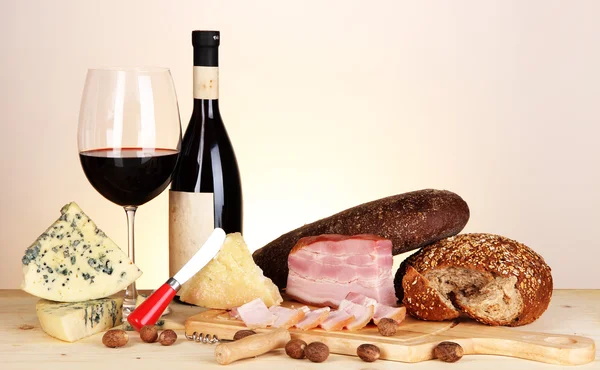 Gyönyörű csendélet, bor, sajt és húsipari termékek — Stock Fotó