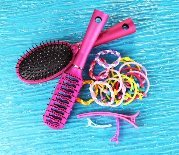 Scrunchies, brosse à cheveux et cheveux - clip sur fond bleu — Photo