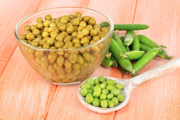 Green peas on wooden background — Stock Photo, Image