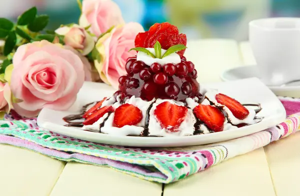 Leckeres Gelee-Dessert mit frischen Beeren, auf hellem Hintergrund — Stockfoto