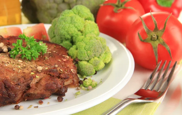 Bucată de carne prăjită pe farfurie izolată pe alb — Fotografie, imagine de stoc