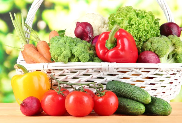 Verduras frescas en canasta de mimbre blanco sobre fondo brillante —  Fotos de Stock