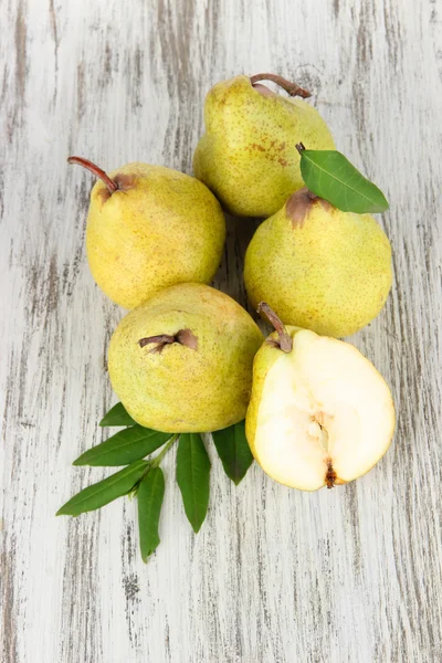 Peren op houten ondergrond — Stockfoto