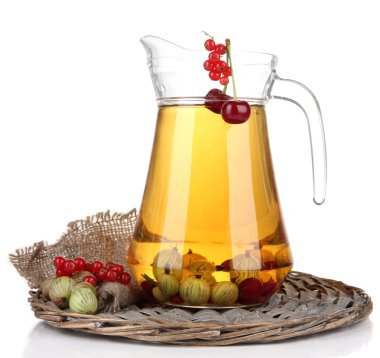 Komposto üzerinde beyaz izole farklı yaz meyveleri ile cam sürahi