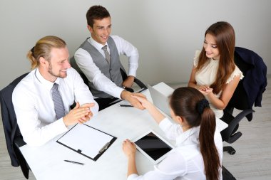 Grup birlikte toplantı olan iş adamları