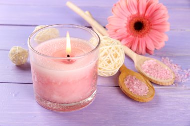 güzel pembe mum ile mor ahşap zemin çiçek