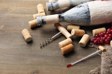 eski şişe şarap, üzüm ve ahşap zemin üzerinde mantarlar