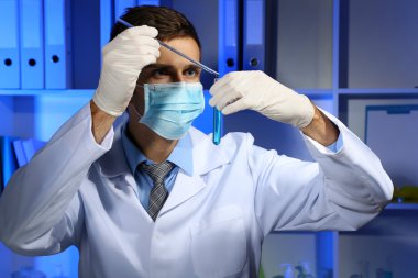 Laboratuvarda çalışan genç laboratuvar bilim adamı