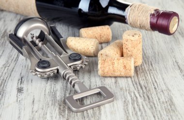 şarap mantarlar ve şarap ahşap masa yakın çekim üzerinde düşünüp