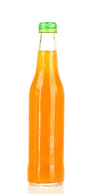 beyaz izole lezzetli içki şişesiyle