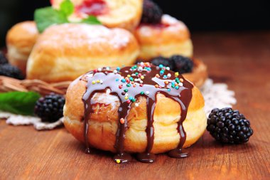 çikolata ve çilek ahşap tablo ile lezzetli börekler