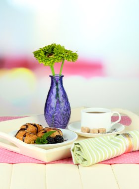Kahvaltı, açık renkli ahşap masaya üzerinde ahşap tepsi