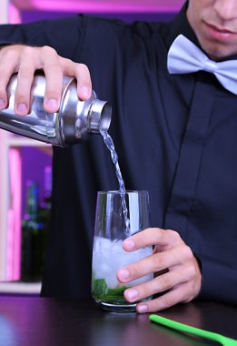 yakışıklı barmen kokteyl bar, hazırlama portresi
