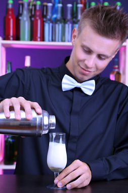 yakışıklı barmen kokteyl bar, hazırlama portresi