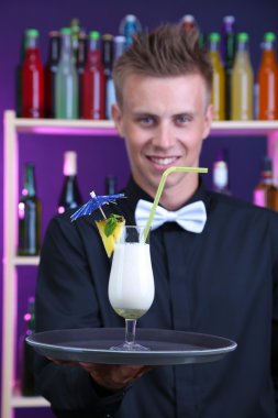 kokteyl bar, pina colada ile yakışıklı barmen portresi