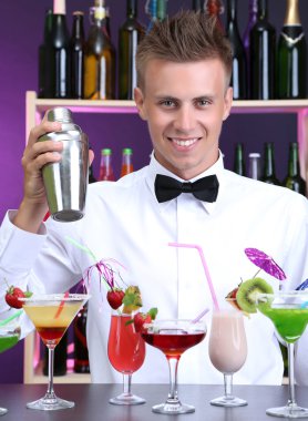 yakışıklı ile farklı kokteyller kokteyl bar, barmen portresi
