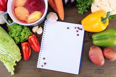 taze sebze ve baharat ve kağıt, tahta arka plan ile ilgili notlar