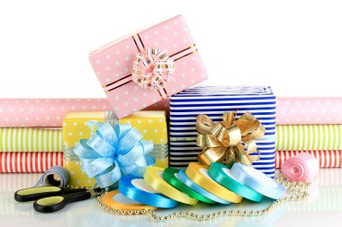 malzeme ve aksesuarları hediye tatil hediye üzerinde beyaz izole kaydırma