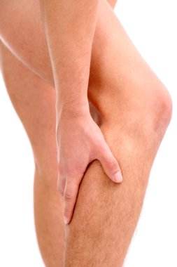 bacak ağrısı, üzerinde beyaz izole genç adamla