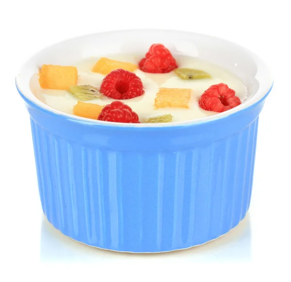 Heerlijke yoghurt met fruit geïsoleerd op wit — Stockfoto