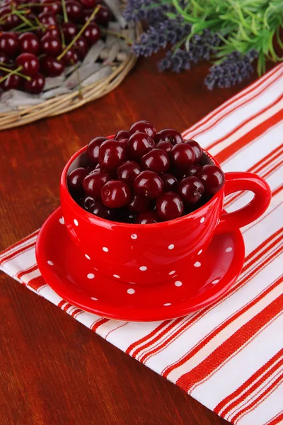 Sweet cherry i cup på tabell närbild — Stockfoto