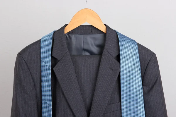 Pak en stropdas op hanger op witte achtergrond — Stockfoto
