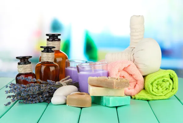 Bodegón con vela de lavanda, jabón, bolas de masaje, jabón y lavanda fresca, sobre fondo brillante —  Fotos de Stock