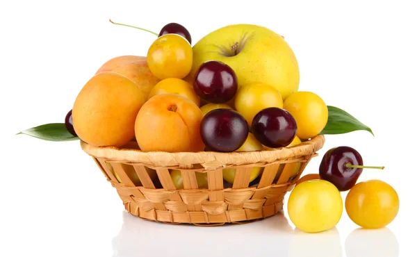 Frutas de verão brilhantes em cesta isolada em branco — Fotografia de Stock