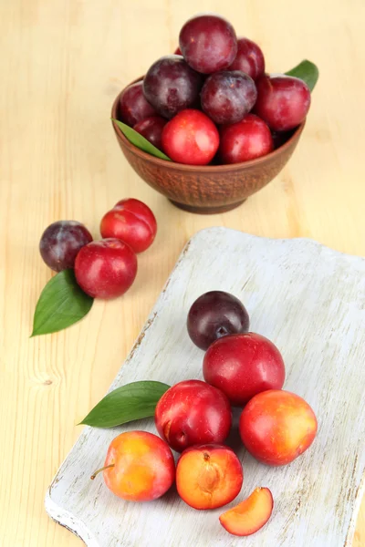 Ciruelas maduras sobre mesa de madera de cerca — Foto de Stock