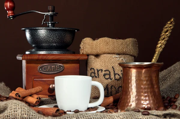 Turk i filiżankę kawy na ciemnym tle metali — Zdjęcie stockowe