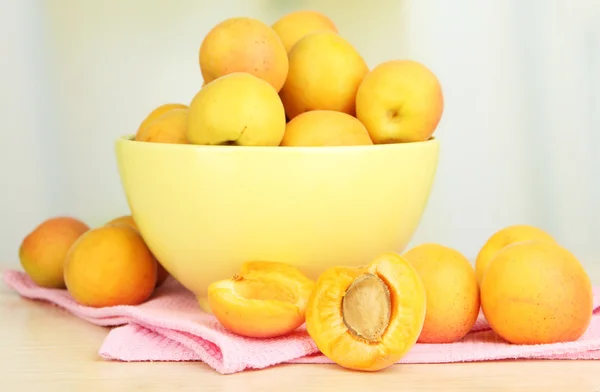 Fresh natural apricot in bowl on table in kitchen — Stock Photo, Image