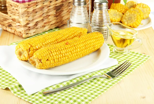 Flavored boiled corn on plate on wooden table close-up — Stock Photo, Image