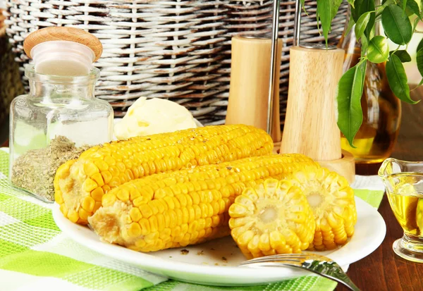 Aromatisierter gekochter Mais auf Teller auf Holztisch in Großaufnahme — Stockfoto
