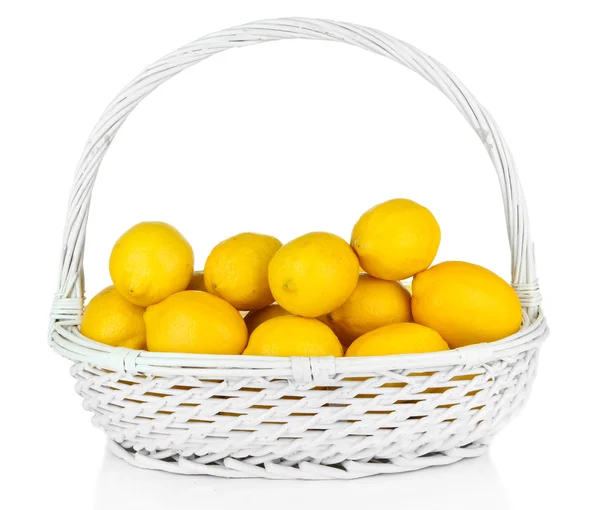 在白色上孤立的柳条篮子里成熟柠檬 — 图库照片