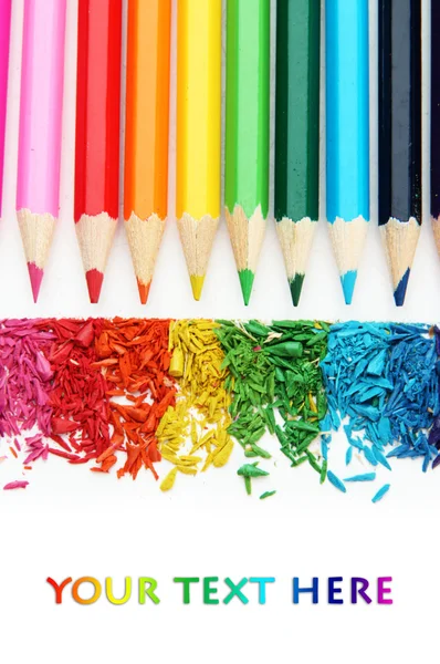 Crayons de couleur avec copeaux d'affûtage isolés sur blanc — Photo