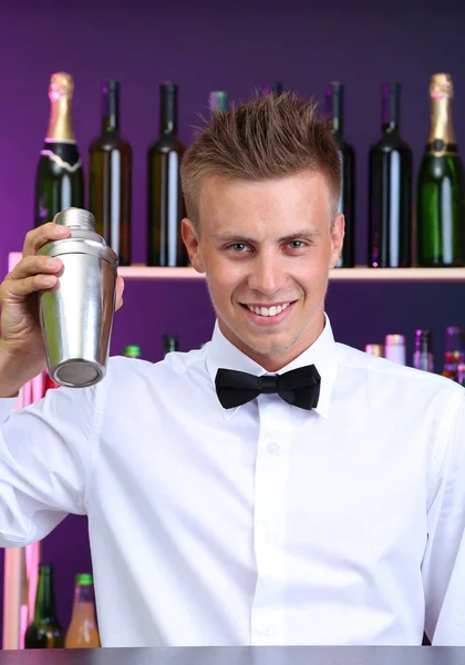 Portrait des gutaussehenden Barmanns mit Shaker an der Bar — Stockfoto