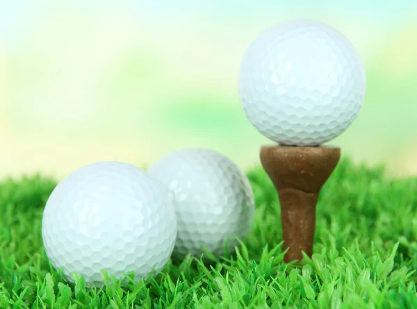 Pelota de golf en césped verde al aire libre de cerca —  Fotos de Stock