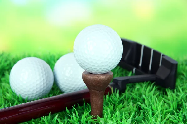 Golf topu ve sürücü yeşil çim açık üzerinde kapat — Stok fotoğraf
