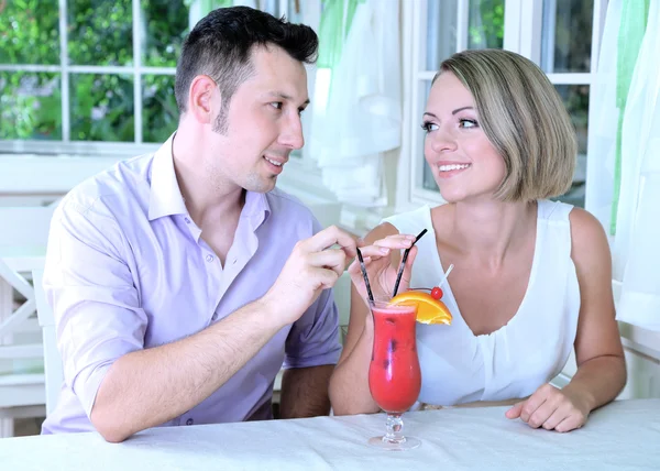 美丽的夫妇喝一起鸡尾酒的餐厅里 — 图库照片