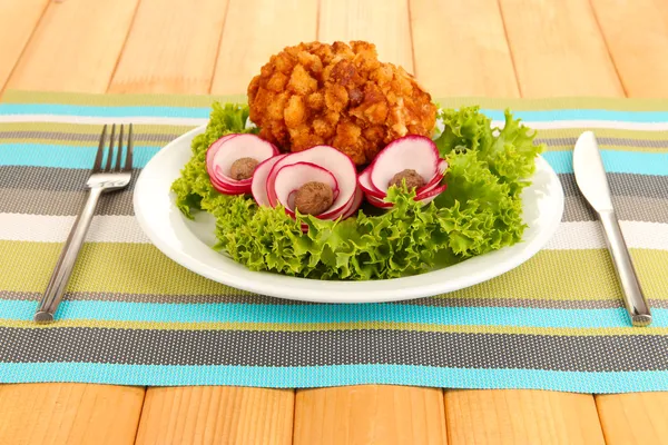 Frango Kiev em croutons com salada de alface, em fundo de madeira — Fotografia de Stock