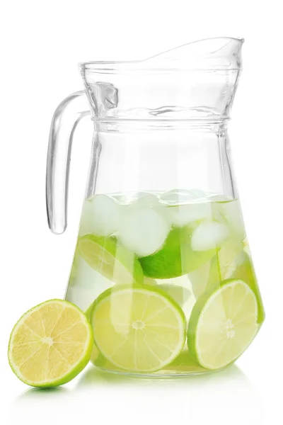 Agua fría con cal, limón y hielo en jarra aislada sobre blanco —  Fotos de Stock