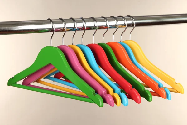 Kleurrijke kleerhangers op grijze achtergrond — Stockfoto